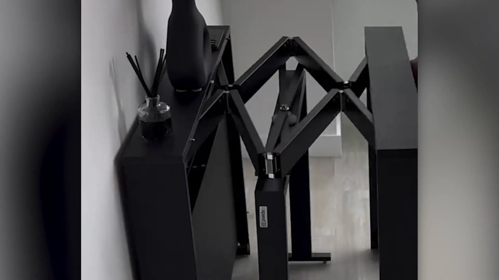 שולחן קונסולה הופך לשולחן אוכל