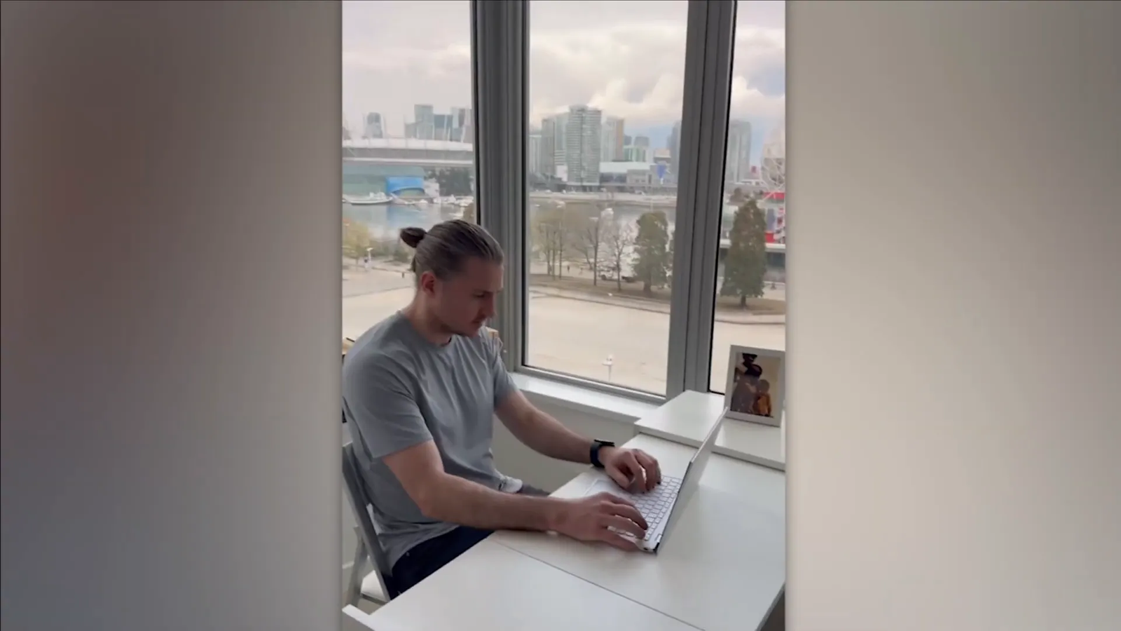 שידה שמסתירה משרד